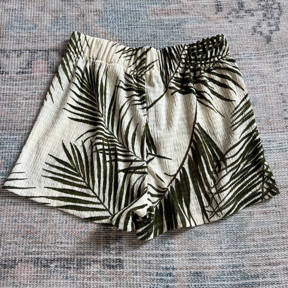H&M High-Waist Slip On Palm Leaves Shorts Size Small - Picture 2 of 3
